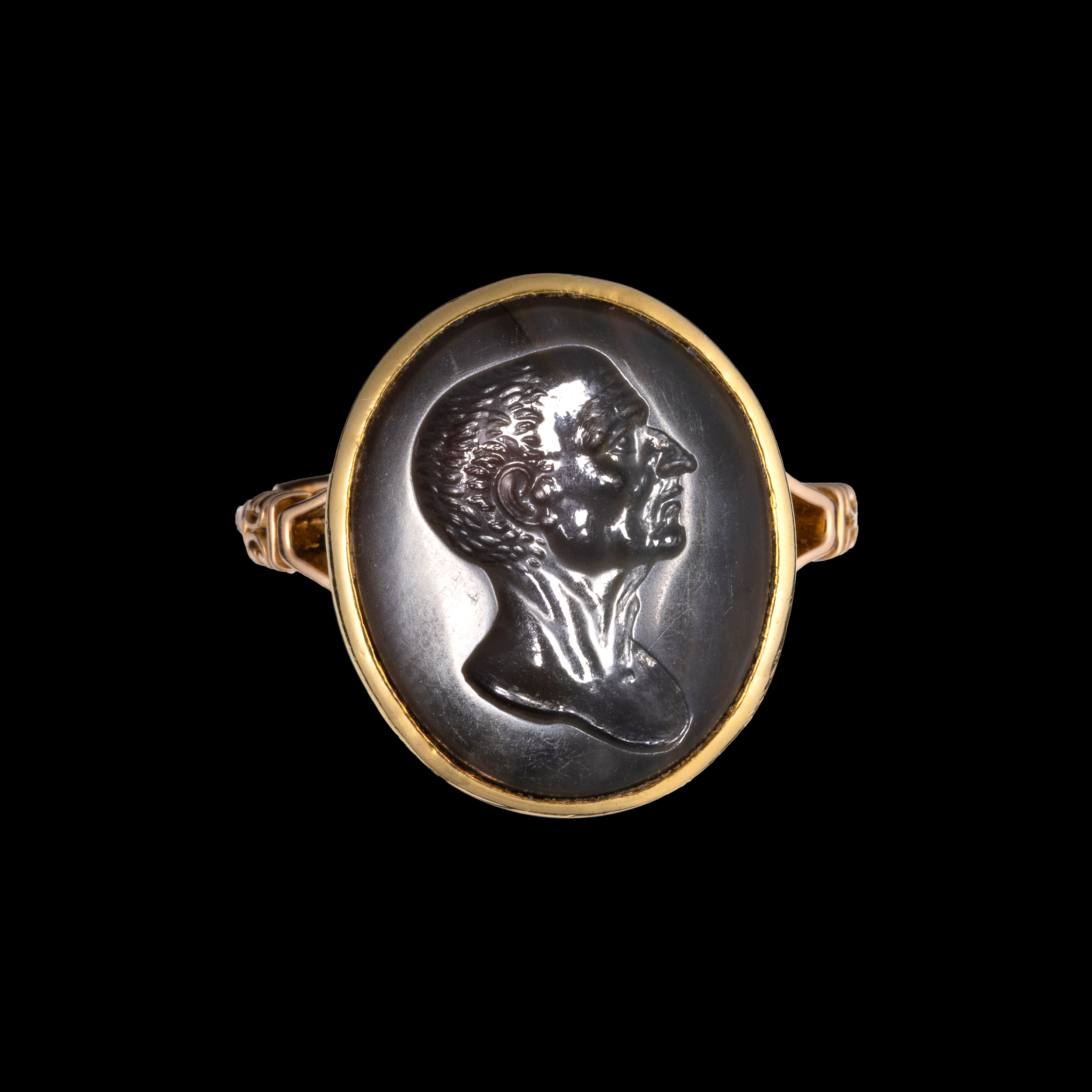 A Grand Tour gold ring with a neoclassical agate intaglio. Bust of a man. 